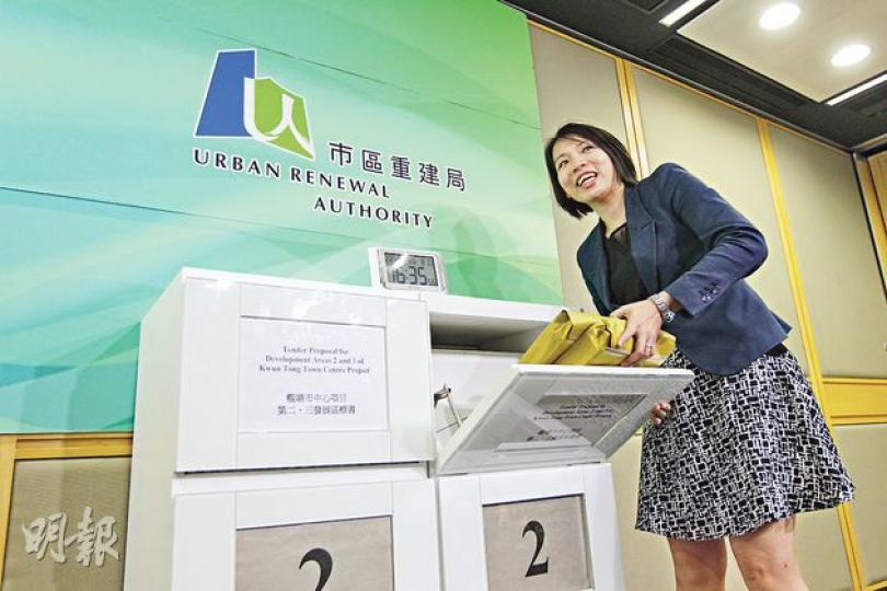 觀塘市中心第2、3發展區項目昨日截標,多家大型發展商,包括長實、信置及恒地昨日均派代表到場遞交標書。圖為恒地代表遞交標書情况。(李紹昌攝) 觀塘市中心第2、3發展區項目昨日截標,多家大型發展商,包括長實、信置及恒地昨日均派代表到場遞交標書。圖為恒地代表遞交標書情况。(李紹昌攝)