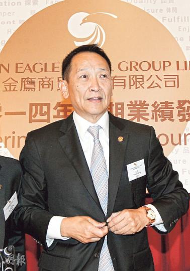 金鷹商貿董事長王恒表示,集團不想燒錢以進軍網上購物生意,但預料今年網上購物繼續令生意受壓。(李紹昌攝) 金鷹商貿董事長王恒表示,集團不想燒錢以進軍網上購物生意,但預料今年網上購物繼續令生意受壓。(李紹昌攝)