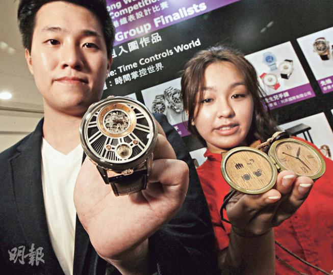 除咗世界各地嘅矜貴名表,今屆鐘表展展出本地設計比賽嘅得獎作品,圖中香港鐘表設計比賽公開組冠軍梁浩謙(左)作品「守望者」、學生組冠軍尹諾瑤作品「本質」,展期內喺會展Hall 1B大堂有得欣賞。(李紹昌攝) 除咗世界各地嘅矜貴名表,今屆鐘表展展出本地設計比賽嘅得獎作品,圖中香港鐘表設計比賽公開組冠軍梁浩謙(左)作品「守望者」、學生組冠軍尹諾瑤作品「本質」,展期內喺會展Hall 1B大堂有得欣賞。(李紹昌攝)
