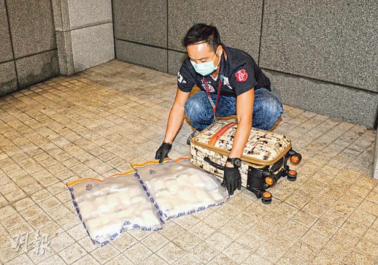 警方前晚在機場抵港大堂拘捕兩名15歲本失男女,在其行李篋內檢獲兩包共重4.5公斤氯胺酮(K仔)。(蔡方山攝) 警方前晚在機場抵港大堂拘捕兩名15歲本失男女,在其行李篋內檢獲兩包共重4.5公斤氯胺酮(K仔)。(蔡方山攝)