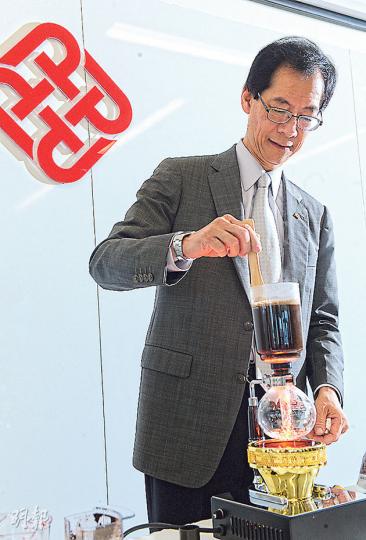理大校長唐偉章昨與傳媒茶敍,即席表演用虹吸式咖啡壺冲咖啡款待傳媒。(劉焌陶攝) 理大校長唐偉章昨與傳媒茶敍,即席表演用虹吸式咖啡壺冲咖啡款待傳媒。(劉焌陶攝)
