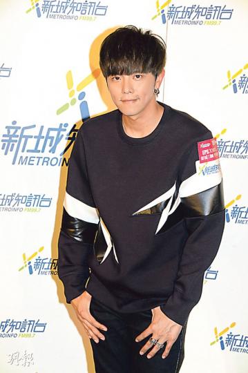 小鬼連聲向黑人、范范恭喜。(攝影﹕娛樂組) 小鬼連聲向黑人、范范恭喜。(攝影﹕娛樂組)