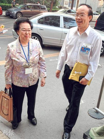 基本法委員會委員譚惠珠(左)原在人大常委會全體會議後,與港區人代馬逢國(右)一起走出人大會議中心,記者原以為譚也會接受採訪,但她在馬受訪期間走回人大會議中心,只剩馬一人解說會議過程。(陳洛明攝) 基本法委員會委員譚惠珠(左)原在人大常委會全體會議後,與港區人代馬逢國(右)一起走出人大會議中心,記者原以為譚也會接受採訪,但她在馬受訪期間走回人大會議中心,只剩馬一人解說會議過程。(陳洛明攝)