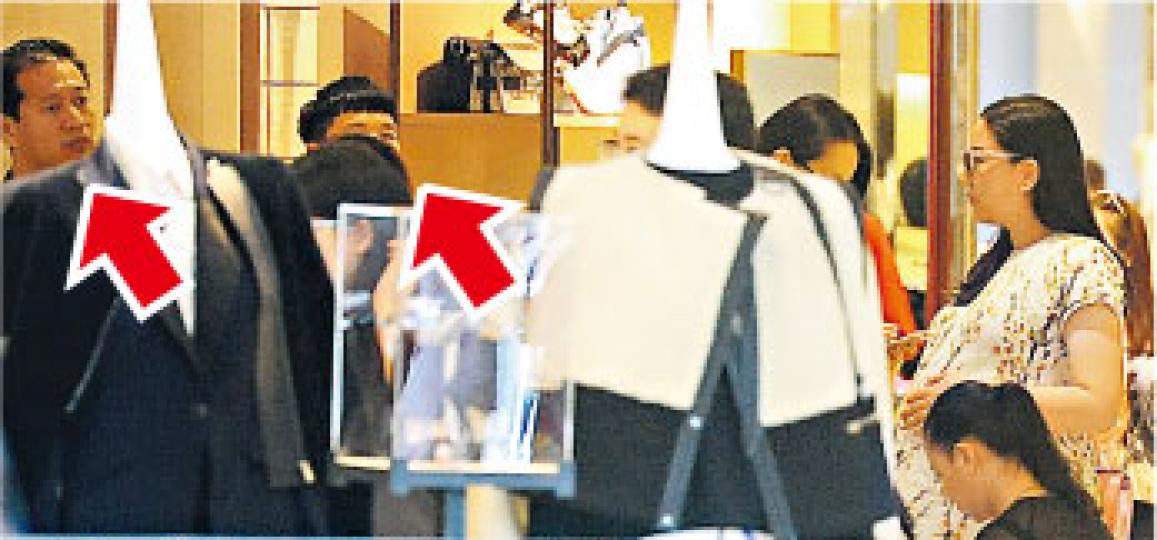 汪圓圓在揀鞋,兩名保鑣(箭嘴示)緊緊看實,不讓別人騷擾。(攝影﹕娛樂組) 汪圓圓在揀鞋,兩名保鑣(箭嘴示)緊緊看實,不讓別人騷擾。(攝影﹕娛樂組)