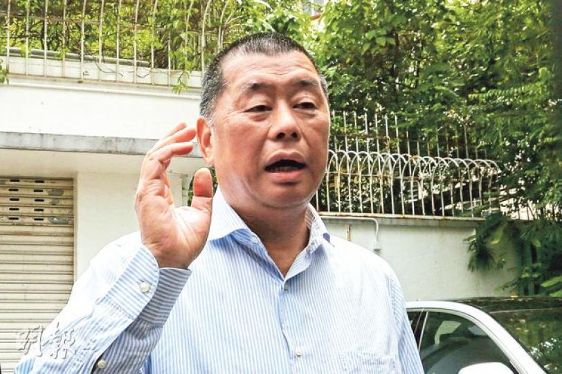 壹傳媒集團主席黎智英昨於廉署人員搜屋及離開後，向在場記者證實廉署到場調查，詳情不作評論。（黃志東攝） 廉署人員昨到黎智英何文田大宅調查，大批傳媒到場採訪，圖為廉署人員搜屋後乘車離開。（黃志東攝） 廉署人員昨搜查立法會議員李卓人的住所及辦公室，李稱將捐款與立法會辯論扯上關係是「不可思議」。（劉焌陶攝） 廉署人員昨到黎智英大宅調查，黎的多名律師亦有到場，包括現為大律師的李柱銘兒子李祖貽（右二）。（黃志東攝）