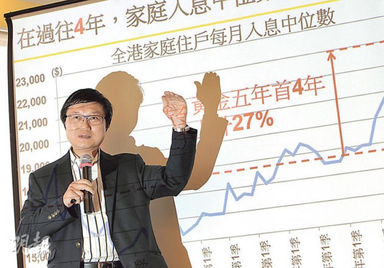 「香港黃金50」創辦人林奮強說，香港出現「關門閉島」心態，以偏狹眼光看待新移民和自由行，憂慮若不改善，會陷入經濟衰退。對於政改，他支持普選方案「袋住先」。（李澤彤攝）