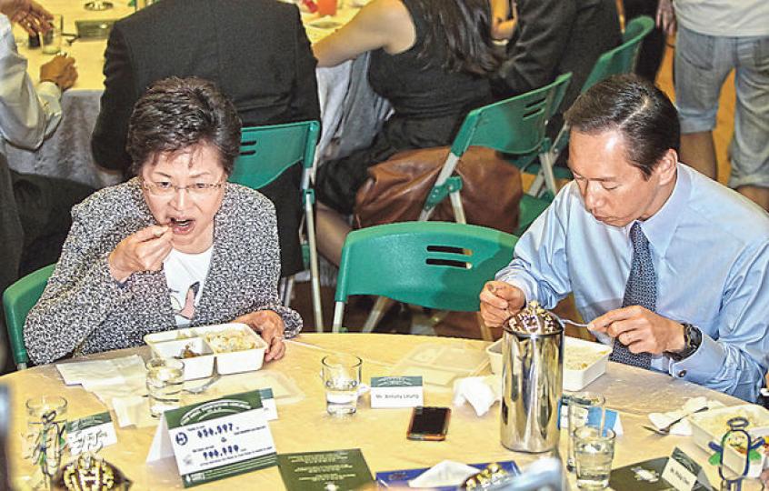 林鄭月娥（左）及陳智思（右）等人出席「惜食堂」惜食飯餐感謝禮，大讚芝麻雞好味，陳智思就話大家都吃光飯盒，自己食唔晒剩低廚餘，講笑話好大壓力。（李澤彤攝）