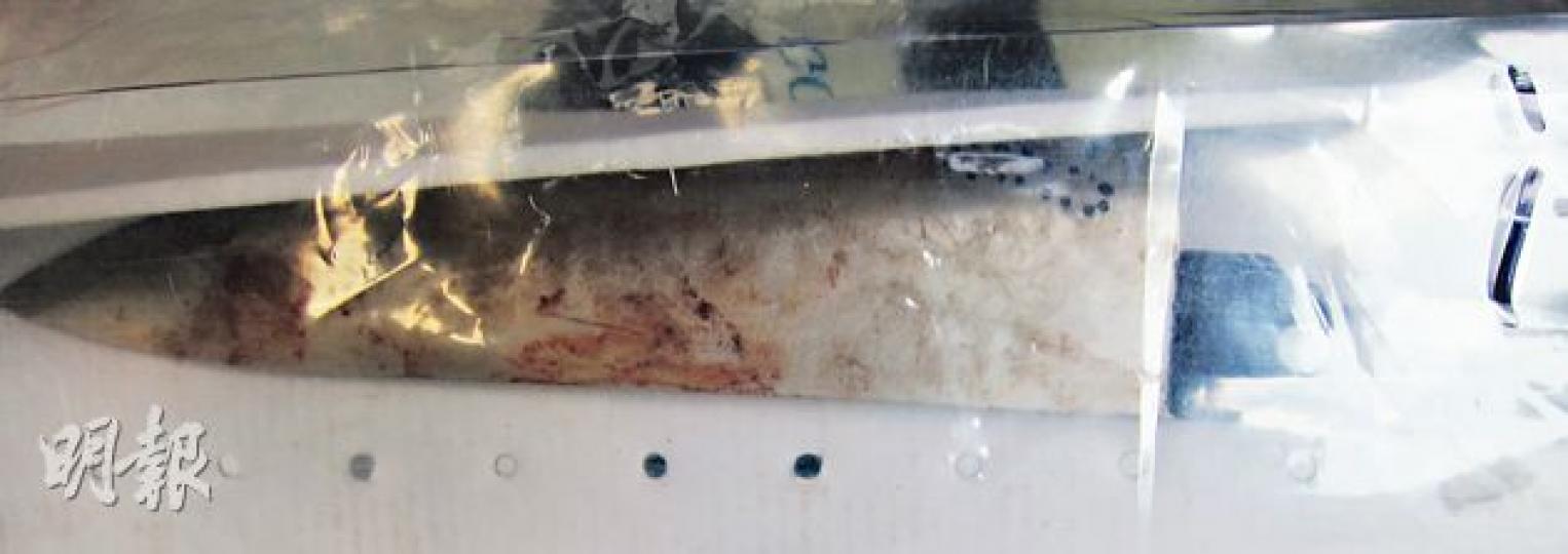 被告霍立賢案發時所用的廚房刀，是呈堂證物之一，仍染有血漬。（莊禮傑攝） 被裁定謀殺罪成的被告霍立賢（圖）昨由囚車押走，相信將由小欖精神病治療中心轉到監獄囚禁。他昨聞判後表現冷靜，徐徐步入羈留室，庭內則不見其母身影。（郭慶輝攝）