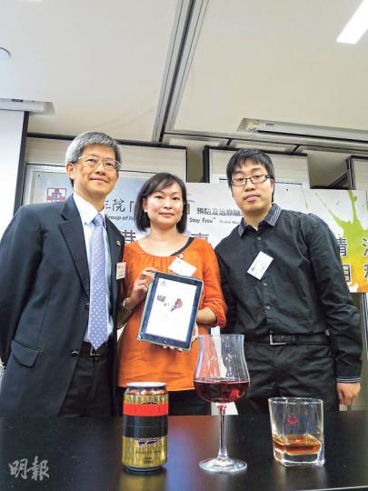 東華三院「遠酒高飛」預防及治療酗酒服務主任鍾燕婷（中）表示，有近兩成大專生一個月內曾暴飲5杯酒，比例高於同齡人士。左為東華三院社會服務總主任姚子樑，右為東華三院資訊科技主任鍾蟬徽。（黎芷欣攝）