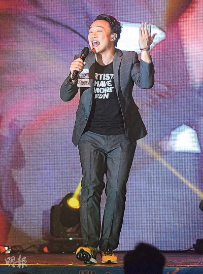 陳奕迅演出時氣氛高漲，不時在舞台上跳跳紮。（攝影：鍾偉茵）