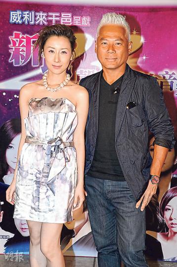 前晚跟泳兒（左）合唱的巫啓賢（右），力斥藝人吸毒掀歪風，建議集體驗血力證清白。（攝影：鍾偉茵） JW（右）演出失準多次甩嘴，身為師姐的衞蘭（左）在旁安慰。（攝影：鍾偉茵）