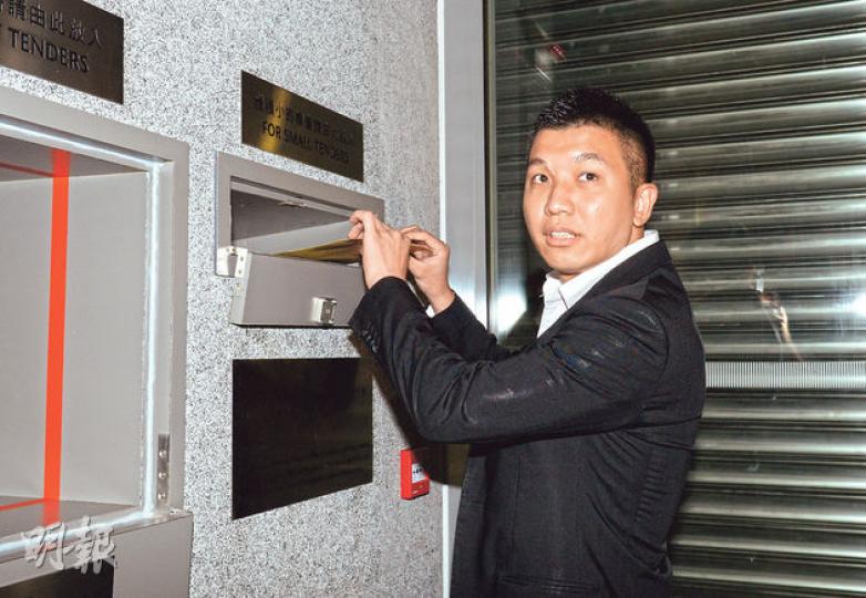 世茂房地產昨日派代表入標中間道項目,他指地皮位置好,吸引公司入標,但拒絕透露是否合資投地。 (陳淑安攝) 世茂房地產昨日派代表入標中間道項目,他指地皮位置好,吸引公司入標,但拒絕透露是否合資投地。 (陳淑安攝)