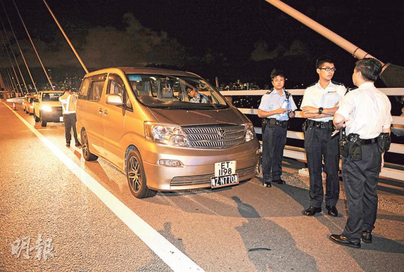失婚漢獨自駕車到青衣昂船洲大橋尋死,警方事後在車內檢獲遺書。(蔡方山攝) 失婚漢獨自駕車到青衣昂船洲大橋尋死,警方事後在車內檢獲遺書。(蔡方山攝)