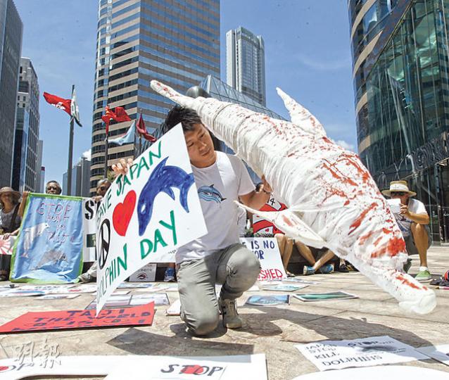 逾30人昨到日本總領事館抗議日本漁民每年9月起屠殺海豚,並質疑日本政府利用國際公約的灰色地帶,將海豚出口國外。請願人士手持血染的海豚道具,高喊「救救日本海豚,停止屠殺行為」口號。(李紹昌攝) 逾30人昨到日本總領事館抗議日本漁民每年9月起屠殺海豚,並質疑日本政府利用國際公約的灰色地帶,將海豚出口國外。請願人士手持血染的海豚道具,高喊「救救日本海豚,停止屠殺行為」口號。(李紹昌攝)