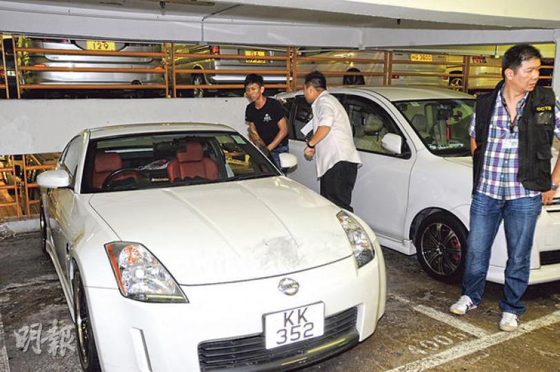 白色日產淑女(Fairlady Z)跑車被偷走後失而復得,探員在停車場調查。(樊銳昌攝) 白色日產淑女(Fairlady Z)跑車被偷走後失而復得,探員在停車場調查。(樊銳昌攝)