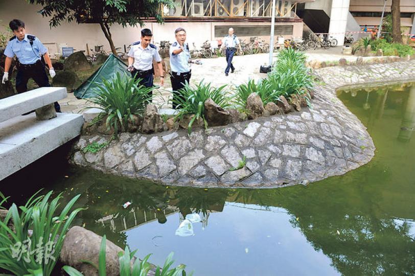 64歲婦人在1呎水深的魚池溺斃後,屍體被撈起以帳篷覆蓋放於池邊,警員在場調查她在池水中遇溺原因。 (蔡方山攝)警方檢視遇溺婦人的屍體,初步相信案件無可疑,屍體其後由仵工舁送殮房。(蔡方山攝) 64歲婦人在1呎水深的魚池溺斃後,屍體被撈起以帳篷覆蓋放於池邊,警員在場調查她在池水中遇溺原因。 (蔡方山攝)警方檢視遇溺婦人的屍體,初步相信案件無可疑,屍體其後由仵工舁送殮房。(蔡方山攝)