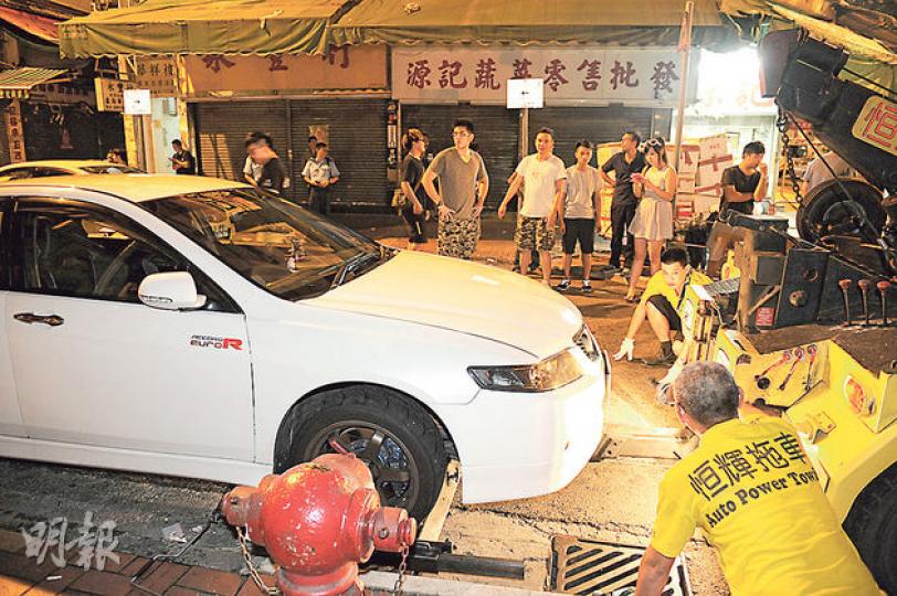 警方召來拖車把涉嫌非法改裝的辣車拖走,現場車主起哄指罵。 (蔡方山攝) 警方召來拖車把涉嫌非法改裝的辣車拖走,現場車主起哄指罵。 (蔡方山攝)