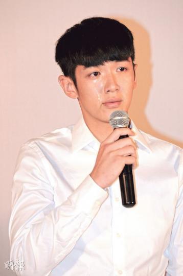 在答問環節上,柯震東稱沒有怪責房祖名,是自己的錯誤選擇。(攝影/記者﹕梁榮達)柯震東數度飲泣,父親遞紙巾安慰。(攝影/記者﹕梁榮達)昨午道歉記者會現場逾百記者採訪。(攝影/記者﹕梁榮達) 在答問環節上,柯震東稱沒有怪責房祖名,是自己的錯誤選擇。(攝影/記者﹕梁榮達)柯震東數度飲泣,父親遞紙巾安慰。(攝影/記者﹕梁榮達)昨午道歉記者會現場逾百記者採訪。(攝影/記者﹕梁榮達)