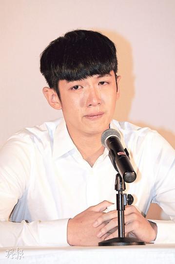 柯震東在記者會上仍滿臉憂鬱失神,對犯下的錯事很自責。(攝影/記者﹕孫慧莊) 柯震東在記者會上仍滿臉憂鬱失神,對犯下的錯事很自責。(攝影/記者﹕孫慧莊)