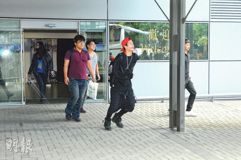 曾是香港劍擊隊代表的Jackson幾年前加入韓國男團GOT7,昨日榮歸香港,咬着區旗步出的他,獲大批粉絲熱烈歡迎。(攝影/記者:陳釗)(攝影/記者:陳釗)Bam Bam@GOT7見到歌迷及傳媒表現超興奮。(攝影/記者:陳釗)秀智素顏上陣,更顯清秀。(攝影/記者:陳釗)Min@miss A穿著透視背心熱褲,當然比全黑打扮的趙權搶鏡了。(攝影/記者:陳釗) 曾是香港劍擊隊代表的Jackson幾年前加入韓國男團GOT7,昨日榮歸香港,咬着區旗步出的他,獲大批粉絲熱烈歡迎。(攝影/記者:陳釗)(攝影/記者:陳釗)Bam Bam@GOT7見到歌迷及傳媒表現超興奮。(攝影/記者:陳釗)秀智素顏上陣,更顯清秀。(攝影/記者:陳釗)Min@miss A穿著透視背心熱褲,當然比全黑打扮的趙權搶鏡了。(攝影/記者:陳釗)
