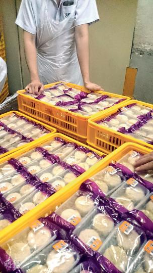 本報記者在新蒲崗六合工業大廈2樓停車場發現數百包散裝冰皮月餅,由兩名職員及一名保安看守,他們承認昨有丟棄月餅,但拒絕透露丟棄原因。圖中所見有大量芒果冰皮月餅待處理。(林婉斐攝) 本報記者在新蒲崗六合工業大廈2樓停車場發現數百包散裝冰皮月餅,由兩名職員及一名保安看守,他們承認昨有丟棄月餅,但拒絕透露丟棄原因。圖中所見有大量芒果冰皮月餅待處理。(林婉斐攝)