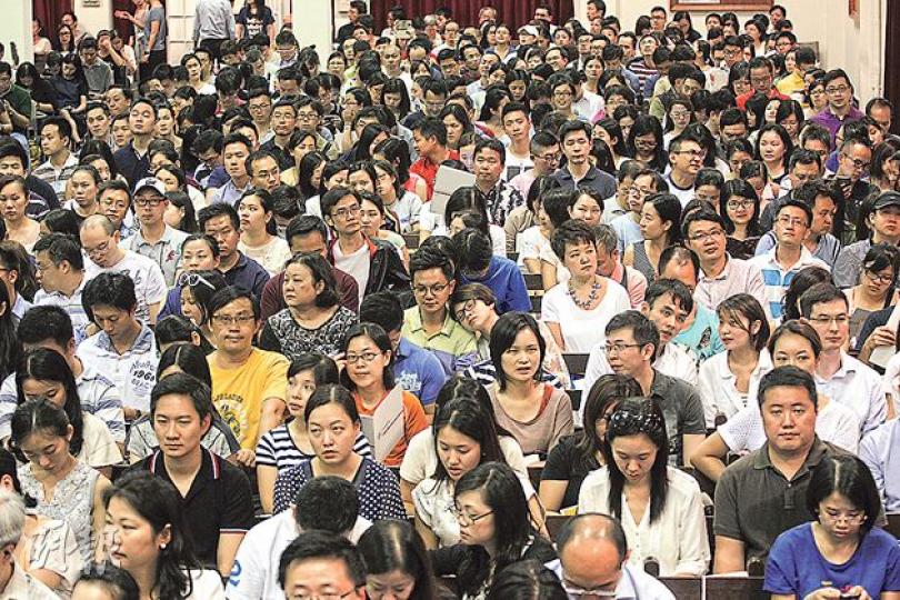 男拔附小昨舉辦入學簡介會,座無虛席,兩場簡介會共吸引逾2000名家長到場,更有一對夫婦昨凌晨3時已到學校門外排隊。有受訪家長表示已為小朋友報讀興趣班,希望有助加分。(李紹昌攝) 男拔附小昨舉辦入學簡介會,座無虛席,兩場簡介會共吸引逾2000名家長到場,更有一對夫婦昨凌晨3時已到學校門外排隊。有受訪家長表示已為小朋友報讀興趣班,希望有助加分。(李紹昌攝)
