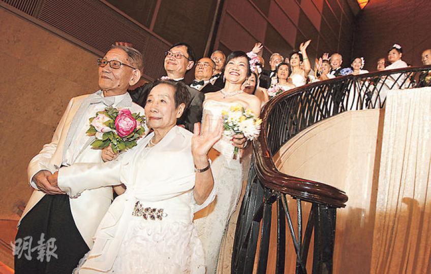 結婚58載的吳亭樺(前左)與田玉珮(前右),憶述在1956年結婚之時,只是在工作的鐵道部飯堂以「兩枱粥、一些點心」招呼同事,並穿鐵道部制服「行禮」。田婆婆昨首次穿起婚紗感覺十分開心。第二排左及右為陳襟江及謝珍寶夫婦。(李紹昌攝) 結婚58載的吳亭樺(前左)與田玉珮(前右),憶述在1956年結婚之時,只是在工作的鐵道部飯堂以「兩枱粥、一些點心」招呼同事,並穿鐵道部制服「行禮」。田婆婆昨首次穿起婚紗感覺十分開心。第二排左及右為陳襟江及謝珍寶夫婦。(李紹昌攝)