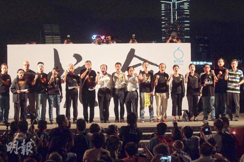 「和平佔中」昨晚7時於金鐘添馬公園舉行集會,佔中三子、多名泛民議員及團體參與,並站在寫上「抗命」字眼的布景板前,呼籲港人要發聲抗爭,拒絕中央的政改框架,並爭取符合國際標準的「真普選」。(郭慶輝攝)立法會主席曾鈺成昨出席基本法辯論比賽後表示,希望各方可冷靜下來,思考什麼是對香港最好的決定。被問及是否願意牽線與泛民商討,他說任何有助解決矛盾的做法都樂意去做。(胡景禧攝)(明報製圖)(明報製圖) 「和平佔中」昨晚7時於金鐘添馬公園舉行集會,佔中三子、多名泛民議員及團體參與,並站在寫上「抗命」字眼的布景板前,呼籲港人要發聲抗爭,拒絕中央的政改框架,並爭取符合國際標準的「真普選」。(郭慶輝攝)立法會主席曾鈺成昨出席基本法辯論比賽後表示,希望各方可冷靜下來,思考什麼是對香港最好的決定。被問及是否願意牽線與泛民商討,他說任何有助解決矛盾的做法都樂意去做。(胡景禧攝)(明報製圖)(明報製圖)
