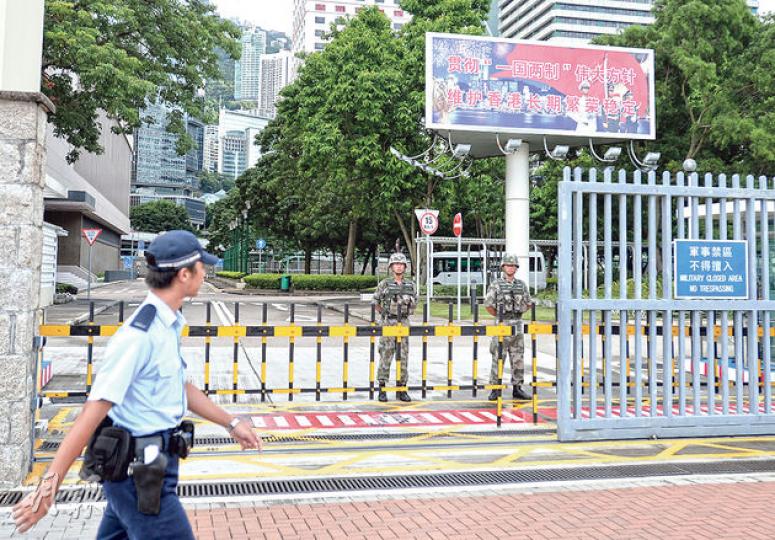 中環解放軍駐港部隊總部門外,昨日不時有警察巡邏。(盧翊銘攝) 中環解放軍駐港部隊總部門外,昨日不時有警察巡邏。(盧翊銘攝)