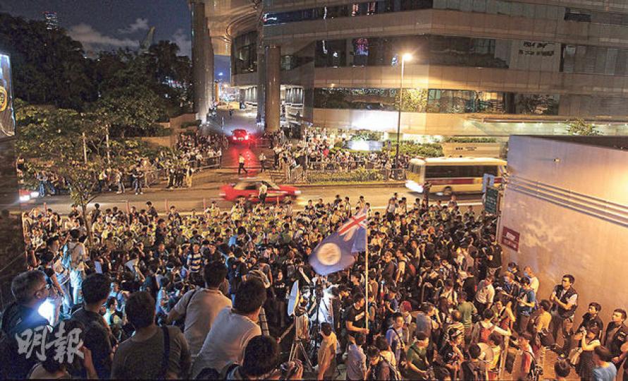 數以百計巿民昨晚湧到灣仔君悅酒店對出港灣道兩旁行人路,等待人大副秘書長李飛深夜抵埗時表達對政改方案的不滿。(李澤彤攝)全國人大副秘書長李飛昨晚抵港後入住灣仔君悅酒店,逾百巿民在學民思潮號召下於李飛抵達前,即昨晚近10時已抵君悅酒店對出路面,警方大為緊張,築起五重人牆戒備,以防示威者走出馬路及衝擊車隊。(郭慶輝攝)(明報製圖) 數以百計巿民昨晚湧到灣仔君悅酒店對出港灣道兩旁行人路,等待人大副秘書長李飛深夜抵埗時表達對政改方案的不滿。(李澤彤攝)全國人大副秘書長李飛昨晚抵港後入住灣仔君悅酒店,逾百巿民在學民思潮號召下於李飛抵達前,即昨晚近10時已抵君悅酒店對出路面,警方大為緊張,築起五重人牆戒備,以防示威者走出馬路及衝擊車隊。(郭慶輝攝)(明報製圖)