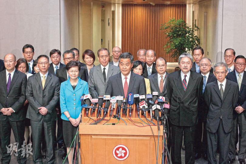 特首梁振英(中)昨聯同全體行會成員回應人大就政改的決定。梁指出,2017年500多萬合資格的香港市民,「並不止是在家中看電視,而是可以去到票站一人一票」選特首。梁昨發言時不時低頭看發言稿,而其他人大多神情肅穆。(李澤彤攝) 特首梁振英(中)昨聯同全體行會成員回應人大就政改的決定。梁指出,2017年500多萬合資格的香港市民,「並不止是在家中看電視,而是可以去到票站一人一票」選特首。梁昨發言時不時低頭看發言稿,而其他人大多神情肅穆。(李澤彤攝)
