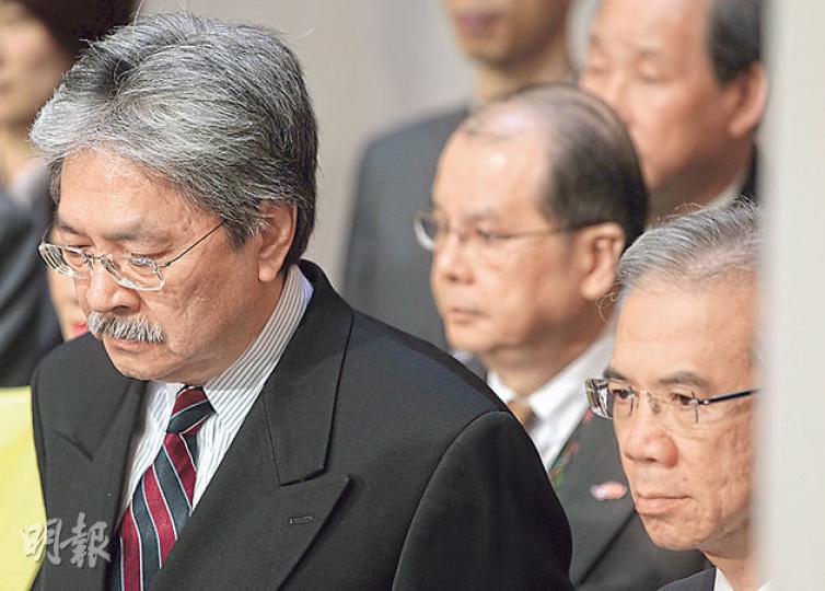 財爺曾俊華(左)寫網誌講鄧小平,佢話港人思考政改出路時,都要學習「解放思想、實事求是」;而噚日佢同梁振英及一眾高官見傳媒回應人大常委會決定時,就面容肅穆,被人見到佢不斷皺眉頭。(李澤彤攝) 財爺曾俊華(左)寫網誌講鄧小平,佢話港人思考政改出路時,都要學習「解放思想、實事求是」;而噚日佢同梁振英及一眾高官見傳媒回應人大常委會決定時,就面容肅穆,被人見到佢不斷皺眉頭。(李澤彤攝)