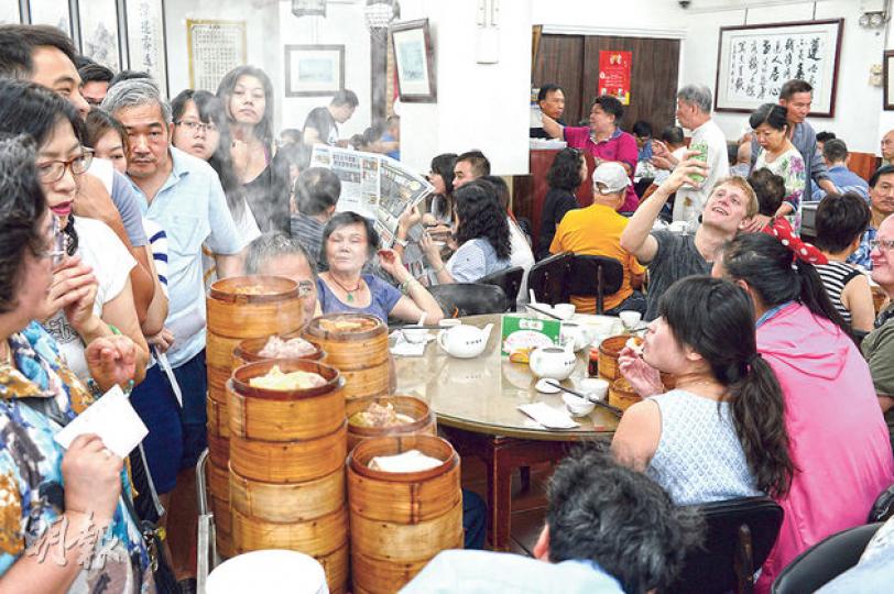 中環中式酒家蓮香樓發言人表示,相信佔中對生意有影響,主要是旅客避免混亂不到中環,但估計影響有限,最壞情况生意額跌兩成。(葉家豪攝) 中環中式酒家蓮香樓發言人表示,相信佔中對生意有影響,主要是旅客避免混亂不到中環,但估計影響有限,最壞情况生意額跌兩成。(葉家豪攝)
