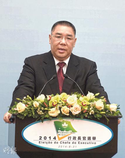 崔世安在無競爭情况下,高票當選澳門第四任特首,當選後崔於記者會指會在明年初進行行政改革,以及檢討博彩業發展。(中新社攝) 崔世安在無競爭情况下,高票當選澳門第四任特首,當選後崔於記者會指會在明年初進行行政改革,以及檢討博彩業發展。(中新社攝)