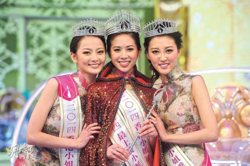 2014香港小姐競選,24歲邵珮詩(中)以壓倒性票數成為民選港姐冠軍,左為亞軍王卓淇,右為季軍何艷娟。(攝影:鍾偉茵)冠軍邵珮詩——24歲,大學畢業,身高5呎5吋,三圍34、24.5、35,她整晚表現平穩。(攝影:鍾偉茵)亞軍王卓淇——23歲,碩士學生,身高5呎6吋,三圍31.5、22.5、33。(攝影:鍾偉茵)季軍何艷娟——22歲,大學生,身高5呎5吋,三圍32、23、33.5。(攝影:鍾偉茵)(3)黃碧蓮大熱倒灶連三甲都唔入。(攝影:鍾偉茵)觀眾投票顯示冠軍邵珮詩的票數贏亞季軍幾條街,無得輸 2014香港小姐競選,24歲邵珮詩(中)以壓倒性票數成為民選港姐冠軍,左為亞軍王卓淇,右為季軍何艷娟。(攝影:鍾偉茵)冠軍邵珮詩——24歲,大學畢業,身高5呎5吋,三圍34、24.5、35,她整晚表現平穩。(攝影:鍾偉茵)亞軍王卓淇——23歲,碩士學生,身高5呎6吋,三圍31.5、22.5、33。(攝影:鍾偉茵)季軍何艷娟——22歲,大學生,身高5呎5吋,三圍32、23、33.5。(攝影:鍾偉茵)(3)黃碧蓮大熱倒灶連三甲都唔入。(攝影:鍾偉茵)觀眾投票顯示冠軍邵珮詩的票數贏亞季軍幾條街,無得輸