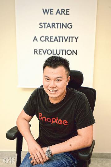 正如背後的標語所說,項偉倫在香港展開了一場小小的創意革命,與同伴設計出全球首款創意T恤製作App「Snaptee」,成績斐然。(葉家豪攝) 正如背後的標語所說,項偉倫在香港展開了一場小小的創意革命,與同伴設計出全球首款創意T恤製作App「Snaptee」,成績斐然。(葉家豪攝)