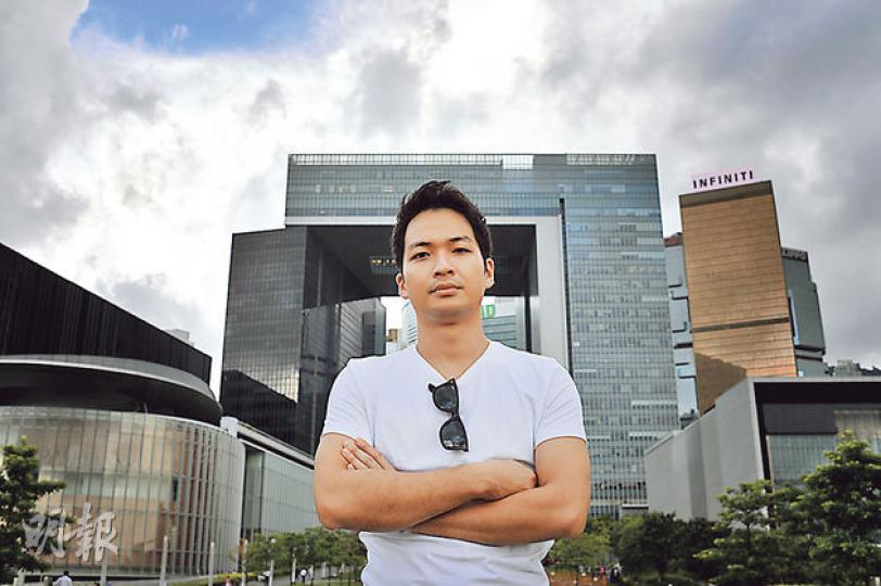 教育界的「80後」青年施先生，對人大通過的特首選舉辦法大感失望及憤怒，「預料是保守，但無想過如此保守」，作為教育工作者擔憂「好難說服學生有些價值可以堅持」。（葉家豪攝）