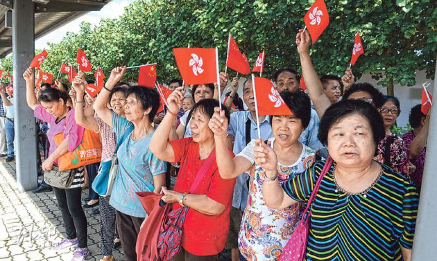 簡介會外，建制陣營大批請願者手持國旗和區旗，以示支持政府落實普選。（劉焌陶攝）