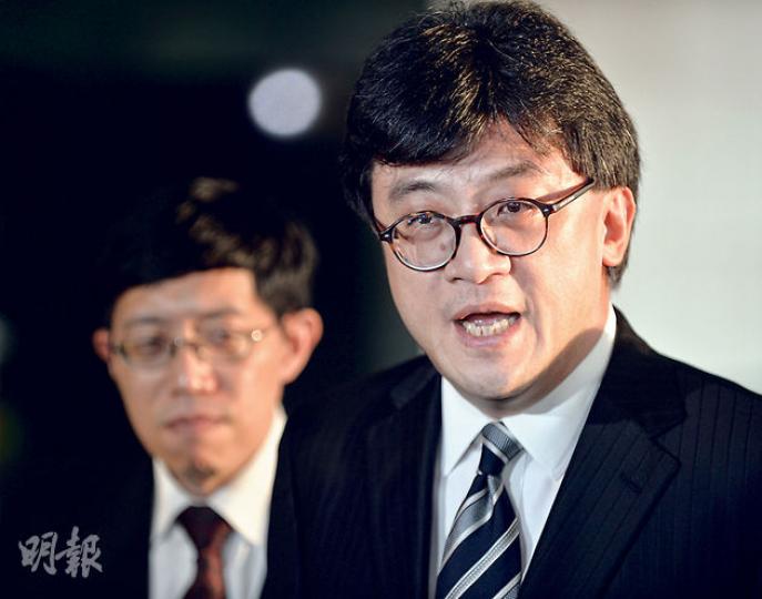 大律師公會主席石永泰昨(右)與全國人大常委會副秘書長李飛會晤後說,會上向李表達對人大決定的疑問和憂慮,但李僅重申立場,石稱公會「未被說服」。(余俊亮攝) 大律師公會主席石永泰昨(右)與全國人大常委會副秘書長李飛會晤後說,會上向李表達對人大決定的疑問和憂慮,但李僅重申立場,石稱公會「未被說服」。(余俊亮攝)