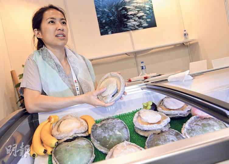 參展商南非海產經銷商Seafoodpex Limited昨在亞洲海鮮展推銷約600克重的野生南非鮑魚(圖),每公斤約1200元。該公司的總經理陳雪兒表示,受內地打貪影響,該公司供港的急凍鮑魚批發價過去兩年由每公斤1300元,跌至1100元。(李澤彤攝) 參展商南非海產經銷商Seafoodpex Limited昨在亞洲海鮮展推銷約600克重的野生南非鮑魚(圖),每公斤約1200元。該公司的總經理陳雪兒表示,受內地打貪影響,該公司供港的急凍鮑魚批發價過去兩年由每公斤1300元,跌至1100元。(李澤彤攝)