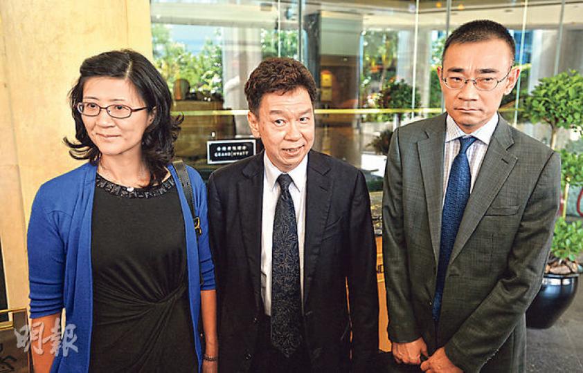 律師會會長熊運信(中)噚日介紹理事會選出嘅新任副會長彭韻僖(左),彭韻僖亦係律師會首個女副會長。右為另一律師會副會長蘇紹聰。(鄧宗弘攝) 律師會會長熊運信(中)噚日介紹理事會選出嘅新任副會長彭韻僖(左),彭韻僖亦係律師會首個女副會長。右為另一律師會副會長蘇紹聰。(鄧宗弘攝)