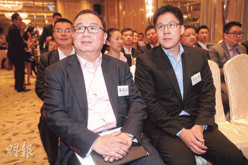 香港青年聯會主席霍啟剛(右)噚日出席政改論壇,都有同記者講吓體育,佢早前帶隊去睇南京青年奧運,大讚港隊拎獎牌嘅項目好闊,港隊代表唔少都係土生土長香港人。佢笑言唔多識睇劍擊,要不斷問教練點樣先至得分,見到劍擊代表蔡俊彥後來居上都好開心。左為港區人代廖長江。(胡景禧攝) 香港青年聯會主席霍啟剛(右)噚日出席政改論壇,都有同記者講吓體育,佢早前帶隊去睇南京青年奧運,大讚港隊拎獎牌嘅項目好闊,港隊代表唔少都係土生土長香港人。佢笑言唔多識睇劍擊,要不斷問教練點樣先至得分,見到劍擊代表蔡俊彥後來居上都好開心。左為港區人代廖長江。(胡景禧攝)
