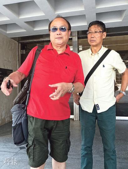 長洲居民梁翰偉(左)昨親身到法院領取判辭,他表示石鼓洲原是個很美的地方,事件涉及全港市民利益,他會抗爭到底。他其後又稱,有法官同意他們的說法,故「表面上輸咗」,其實是贏了,又說打算邀請梁振英等到長洲住「感受吓」,「睇吓佢哋夠唔夠膽住!」(陳倢朗攝) 長洲居民梁翰偉(左)昨親身到法院領取判辭,他表示石鼓洲原是個很美的地方,事件涉及全港市民利益,他會抗爭到底。他其後又稱,有法官同意他們的說法,故「表面上輸咗」,其實是贏了,又說打算邀請梁振英等到長洲住「感受吓」,「睇吓佢哋夠唔夠膽住!」(陳倢朗攝)