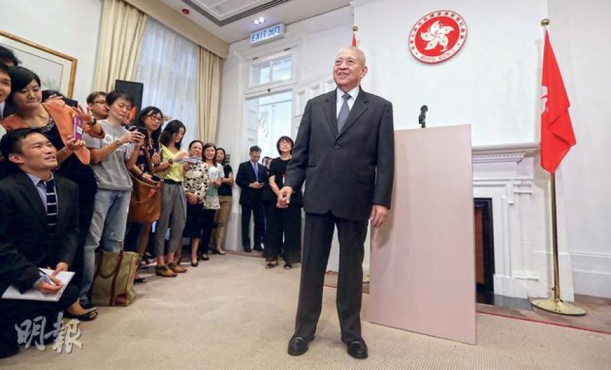 董建華召開記者會談論政改，當年「腳痛」下台的他說不宜長時間站立，昨日則站足近1小時，精神不錯。（葉家豪攝）久未露面的董建華太太趙洪娉（左）昨日陪同丈夫出席記者會，顯露疲態，離開時由女職員攙扶，步伐很慢。（何曉勤攝）