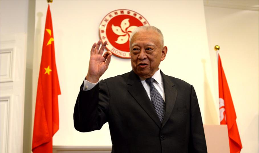 9年前辭任特首的全國政協副主席董建華，昨在堅尼地道28號前任行政長官辦公室見傳媒，罕有談論政改，他多次強調政改原地踏步無好處，「唔知幾時會再開始（討論政改）」，又多次重提其金句「國家好、香港更好」。（葉家豪攝）