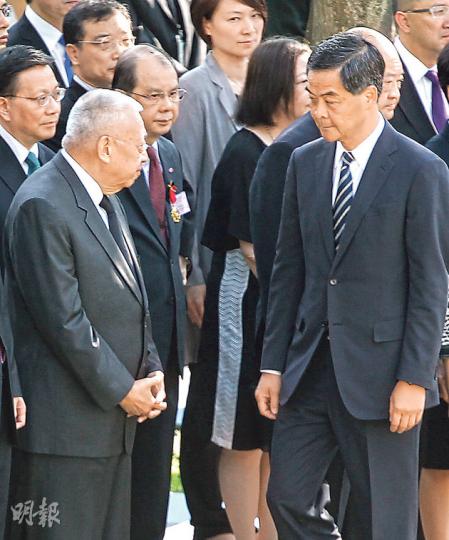 被指力挺梁振英（右）任特首的前特首、全國政協副主席董建華（左），昨日着記者自行評價梁振英的表現，但他說，政府有努力工作解決問題，呼籲大家給予時間。圖為梁振英昨與一眾高官、行政會議成員等，出席官方舉行的「抗日戰爭勝利紀念日」，紀念抗戰勝利69周年。（李紹昌攝）