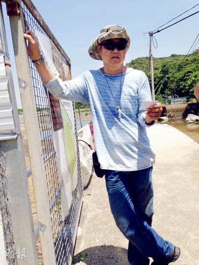 大蠔灣村民不滿政府限制發展大蠔，決定要「封村」抗議，在進入保育區的小徑加三重鐵閘，記者昨進入保育區觀察，有村民上前阻止，要求記者離開 。（明報記者攝）