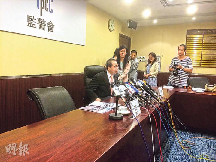監警會主席郭琳廣（左一）噚日開記招前，有攝影行家話發現主席坐得「太矮」，要勞煩幾個人幫佢換張高啲嘅櫈，包括秘書長朱敏健。（張煒明攝）