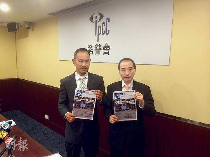 監警會主席郭琳廣（右）昨出席新一期《監警會通訊》記者會時，公布七一遊行觀察結果，表示發現維園至崇光一帶路面長時間擠塞，由於未聽取警方解釋，暫拒評原因。圖左為副秘書長梅達明。（張煒明攝）