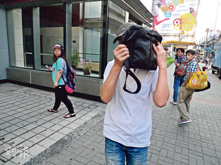 鄭貴明（掩面者）的代表大律師指出，鄭本從事燈飾貿易，因生意欠佳而轉行出售寵物，利潤仍用於清還燈飾生意的債務。鄭又因為案件而變賣資產，一家人需分開居住。（何偉畧攝）